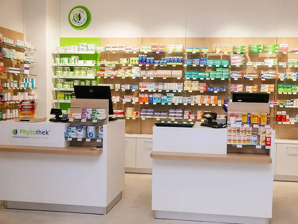 Beratungstresen der Fontane-Apotheke mit Arzneimittelregalen im Hintergrund